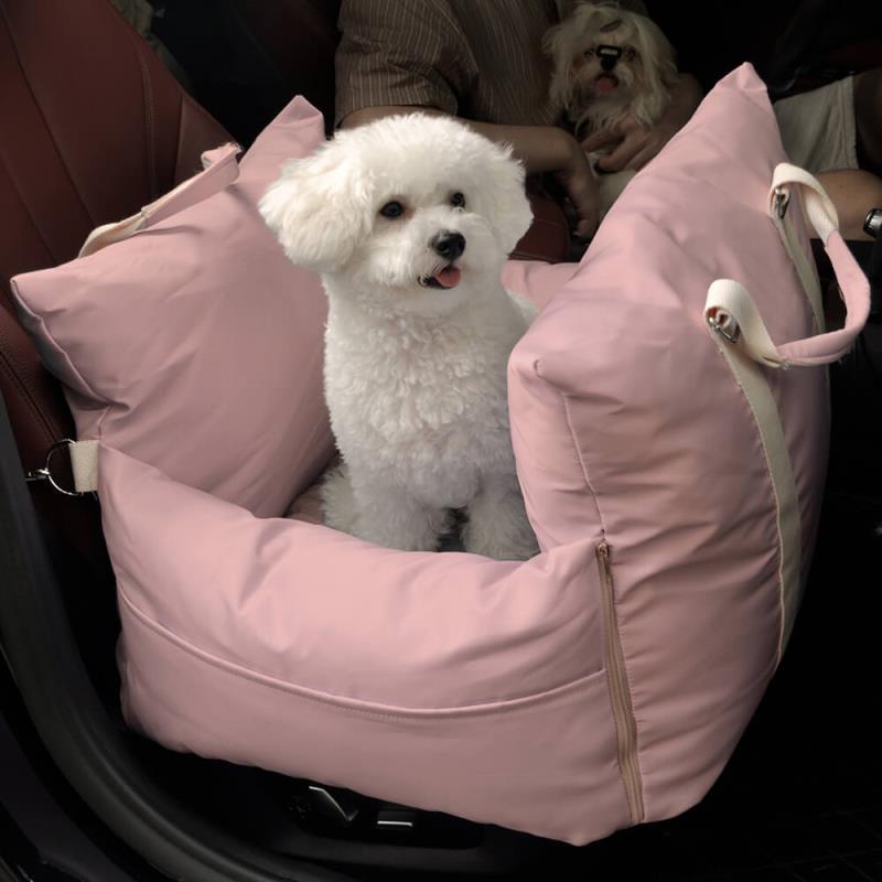 Bichon blanc dans le siège rose